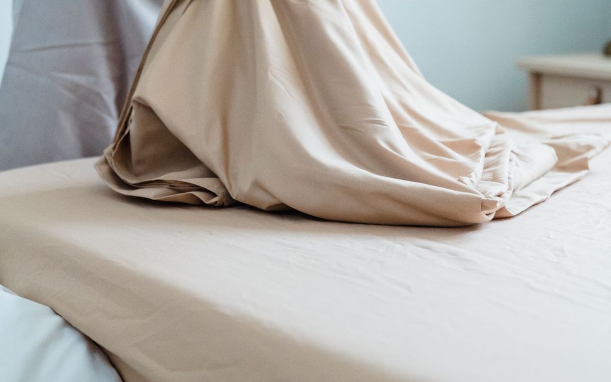 Preparando la cama de una habitación