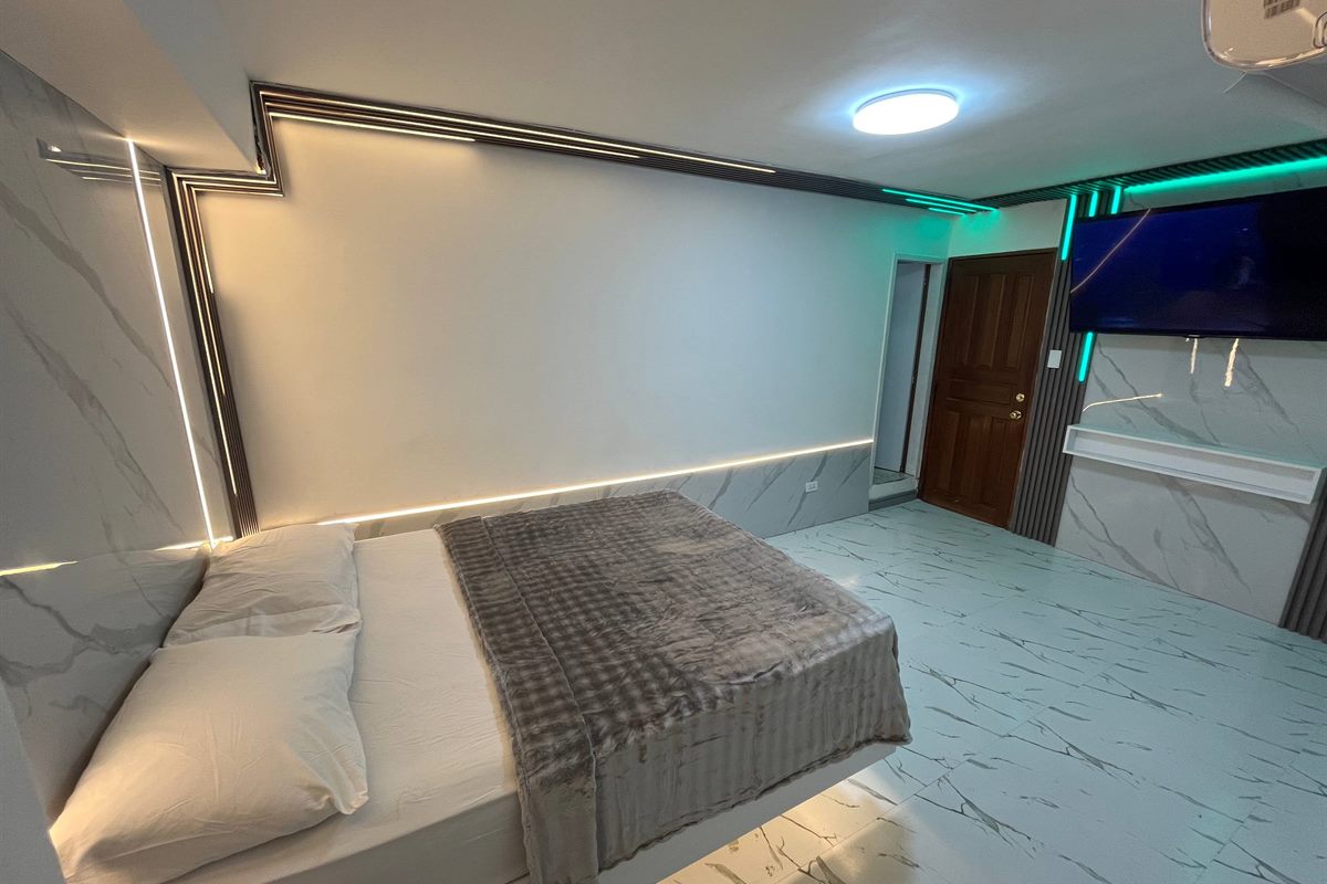 Habitación moderna con iluminación indirecta