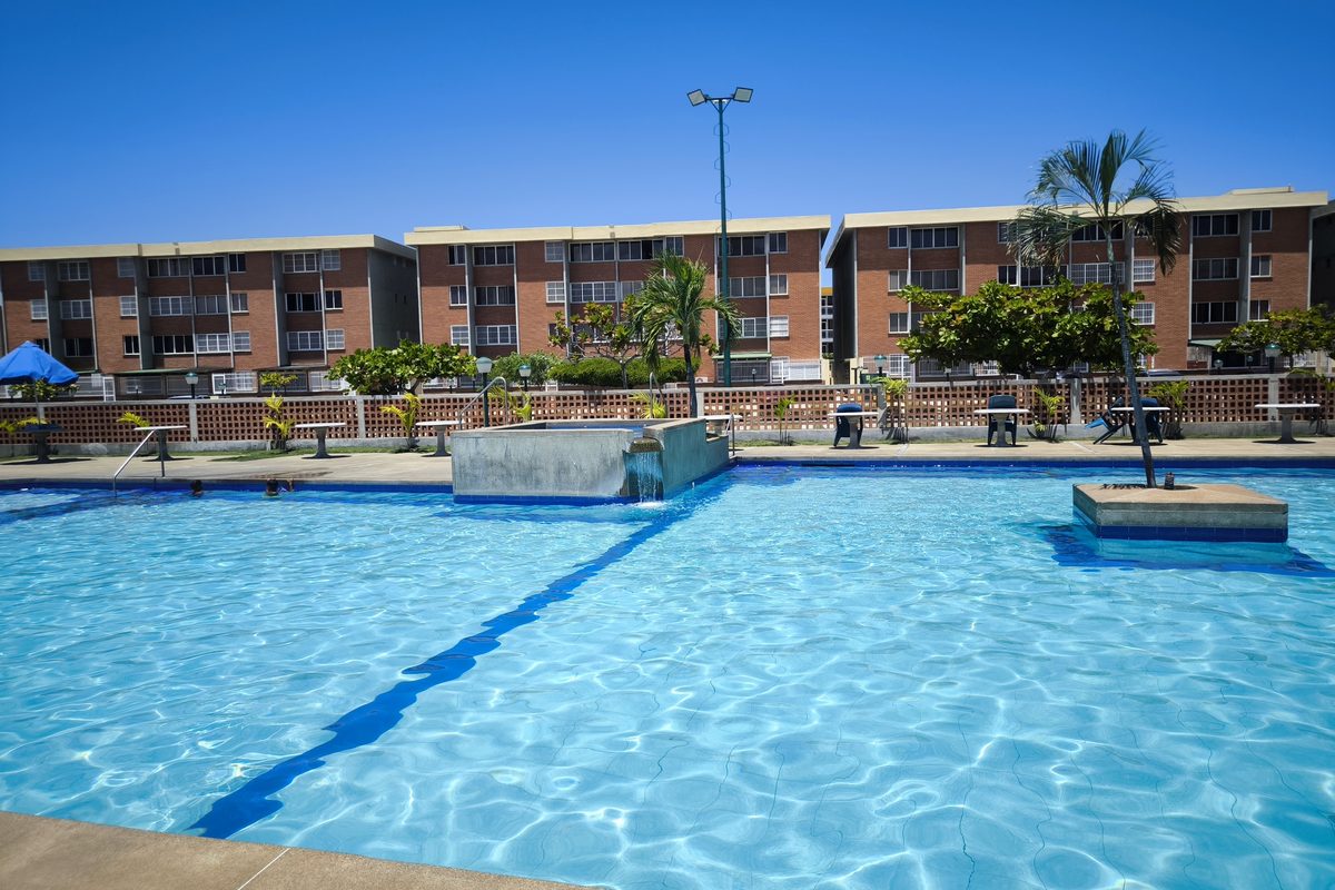 Piscina del conjunto Residencias La Costanera en Higuerote