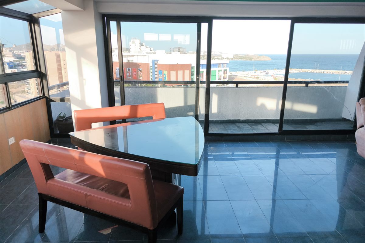 Comedor con ventanales panorámicos y vista a la bahía en Crystal Lake