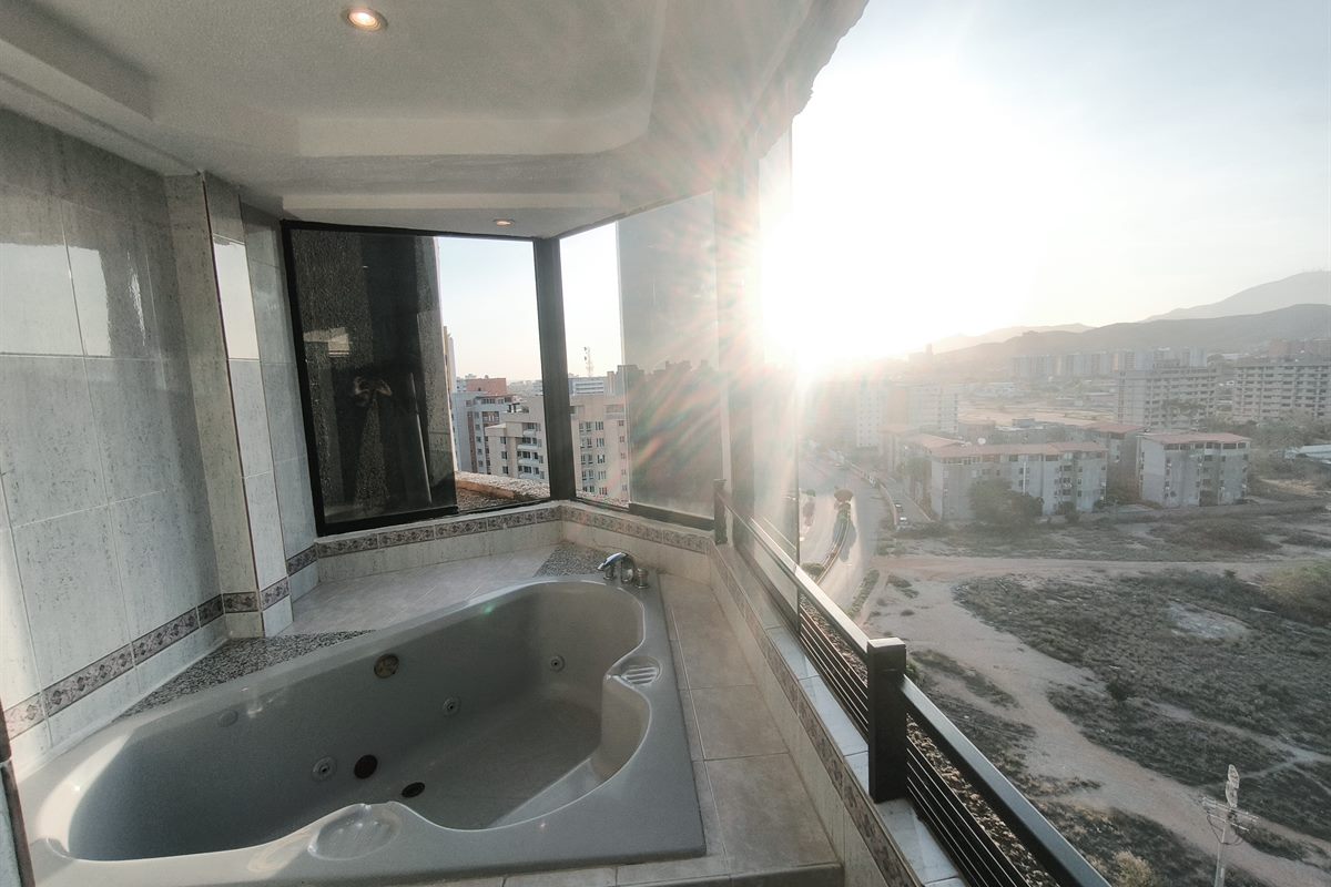Jacuzzi junto al ventanal al atardecer