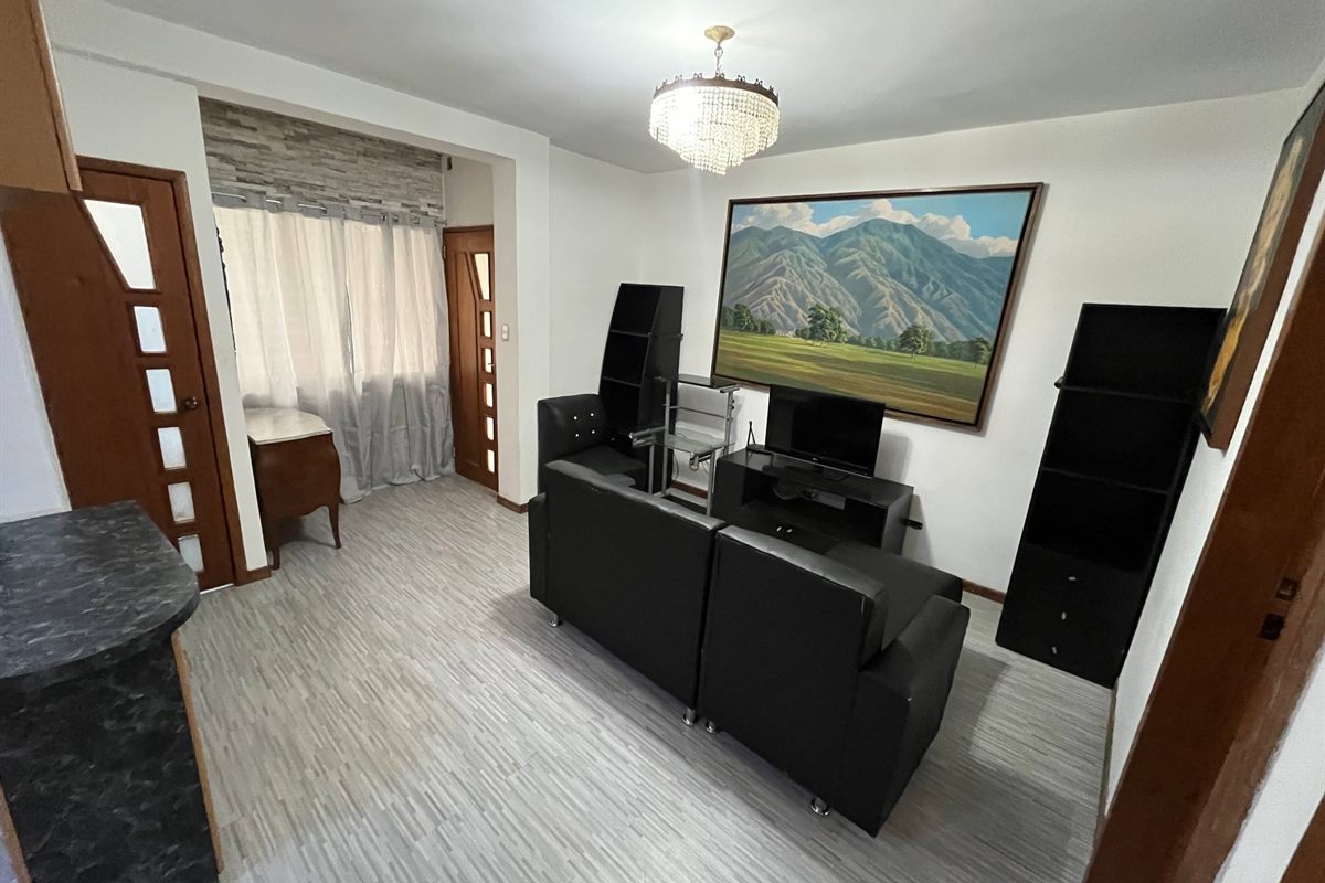 Sala de estar con mobiliario clásico en Residencias Georgia