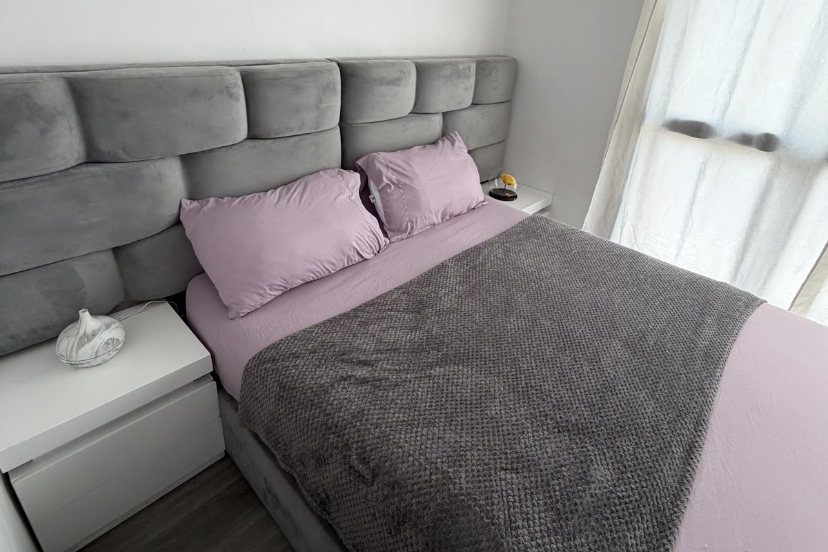 Habitación con cabecero tapizado y mesa de noche en Bello Campo, Chacao