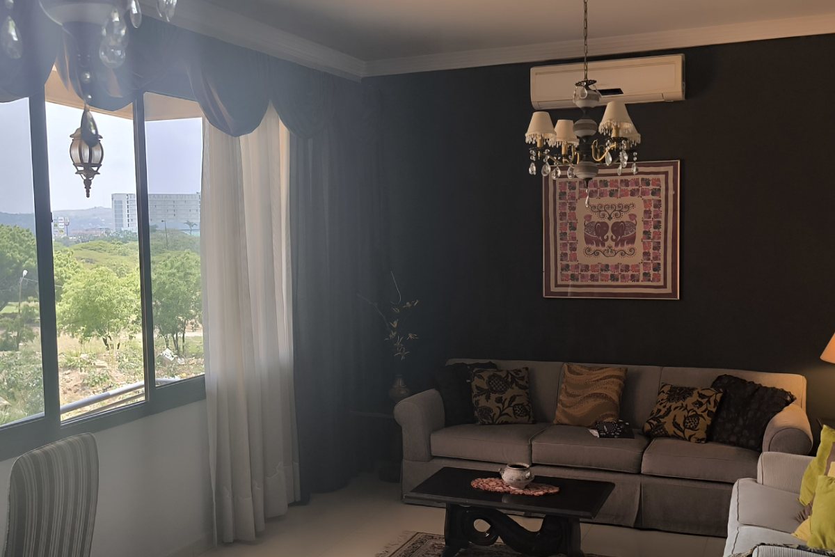 Sala con ventanal y vista al parque en Residencias Lermitage, Barquisimeto