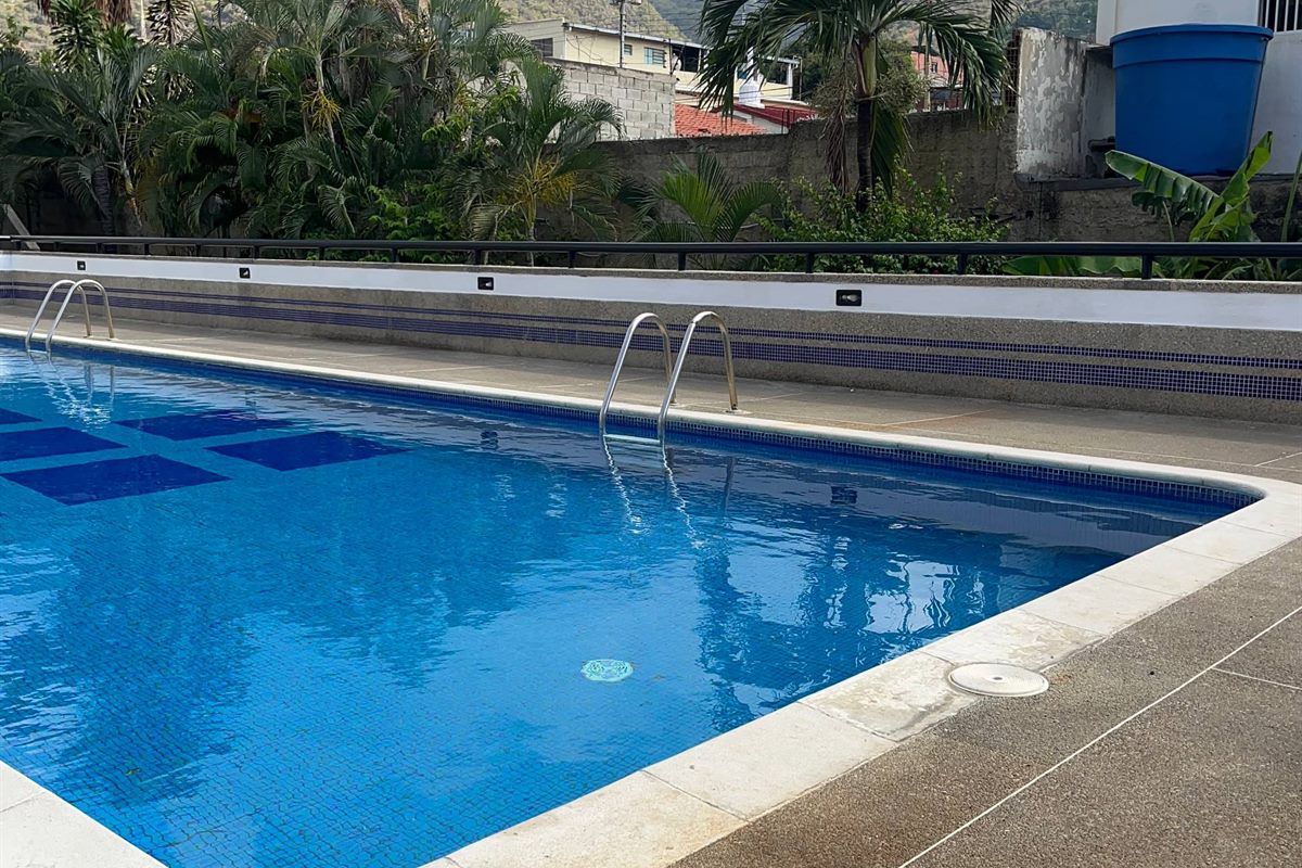 Piscina del conjunto residencial entre montañas